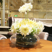 各テーブルにそれぞれのコンセプトの花をお飾りいたします