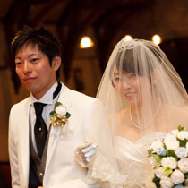 サンクチュエル大聖堂で荘厳な結婚式をあげられました